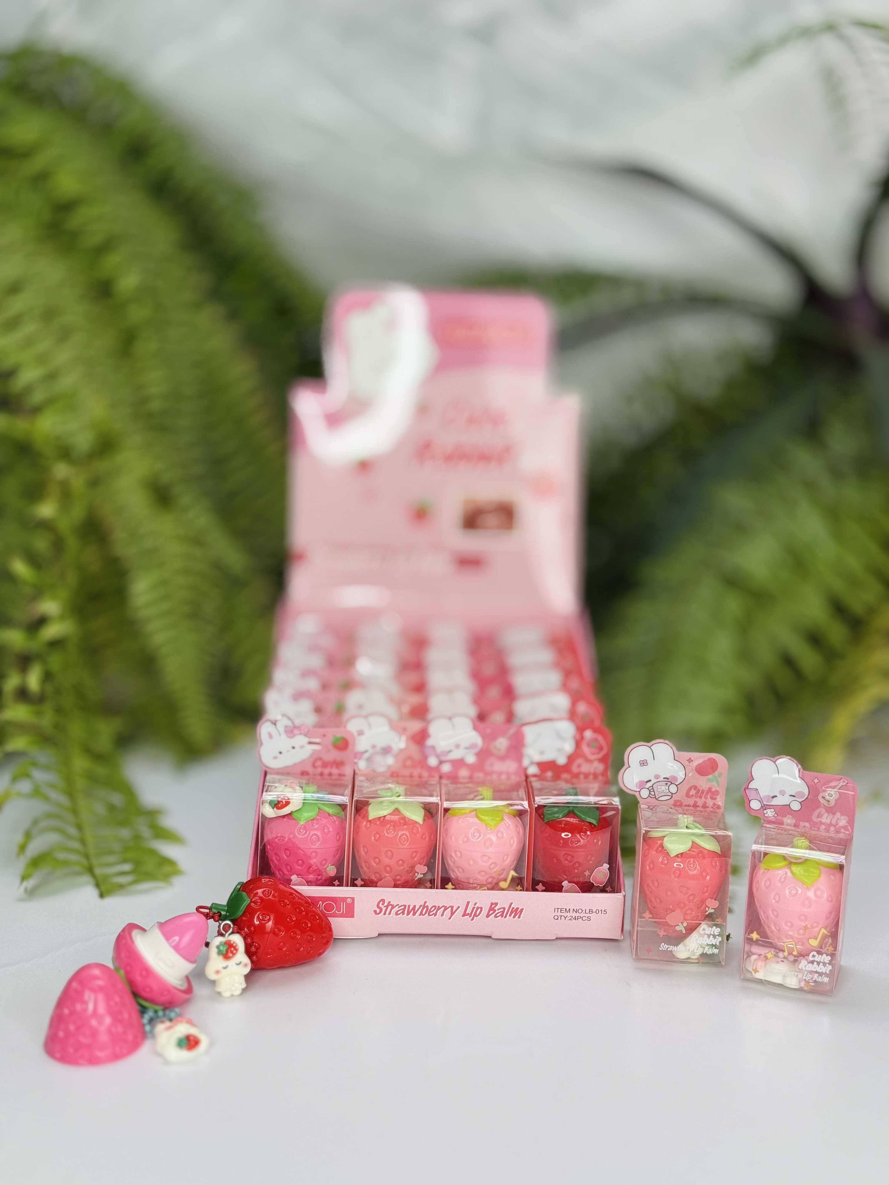 تصویر بالم لب توت فرنگی با آویز خرسی lip balm